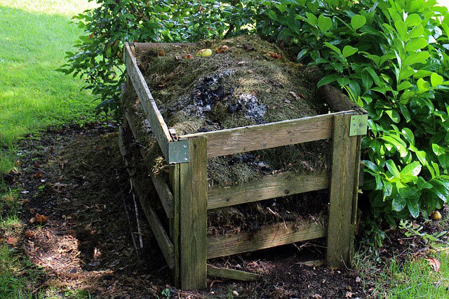 Kompost umsetzen dringend empfohlen- Komposter viel zu voll und zu nass